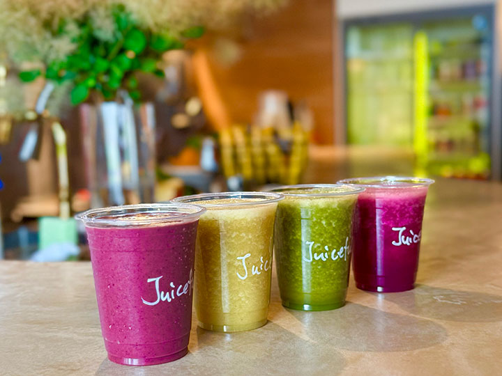 北九州・西小倉の無添加スムージー専門店『juicefull』の色とりどりのスムージー4種類を並べた写真