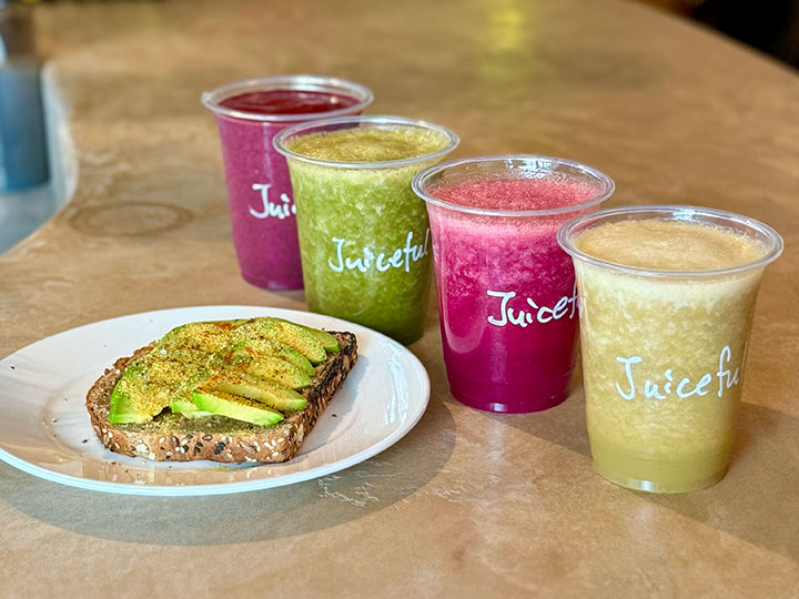 北九州・西小倉の無添加スムージー専門店『juicefull』の色とりどりのスムージーと素材の旨味が引き立つアボカドトースト
