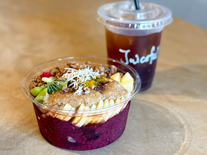 juicefullの朝活にぴったりなフルーツたっぷりシグネチャーボウルとカフェイン控えめのアイスコーヒー