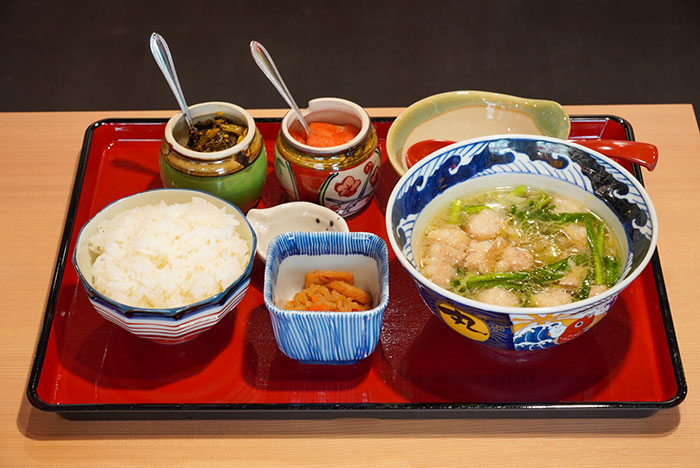 福岡空港・屋台横丁 喜水丸のもつ汁定食。いか明太子食べ放題とご飯おかわり自由が特徴