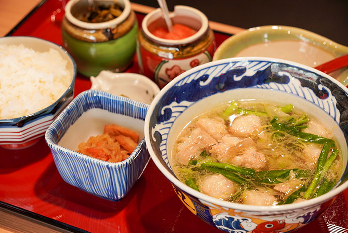 福岡空港・屋台横丁 喜水丸のもつ汁定食。いか明太子食べ放題とご飯おかわり自由が特徴