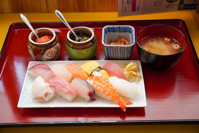 職人がその場で握る、本格派の寿司10貫が並ぶ贅沢定食