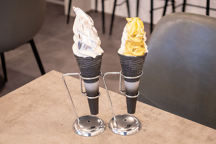 「金箔ソフトクリームのアップ。金沢ブランドの箔を贅沢に使用したミルクソフト」