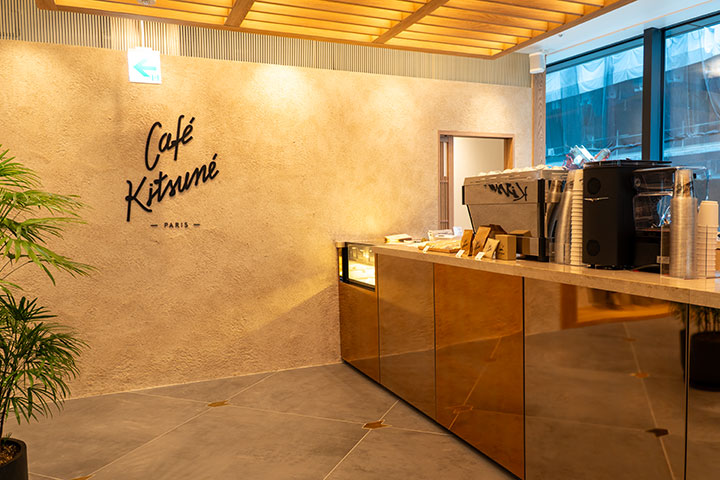 ONE FUKUOKA BLDG.2階にあるCafé Kitsuné Fukuokaの木材と銅を基調にした店内
