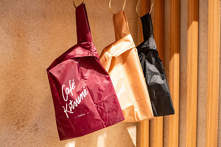 Café Kitsunéの福岡限定エコバッグ。深みのあるバーガンディカラーが上品でギフトにも◎