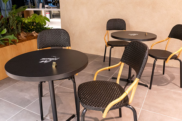 ONE FUKUOKA BLDG.2階にあるCafé Kitsuné Fukuokaのテラス席