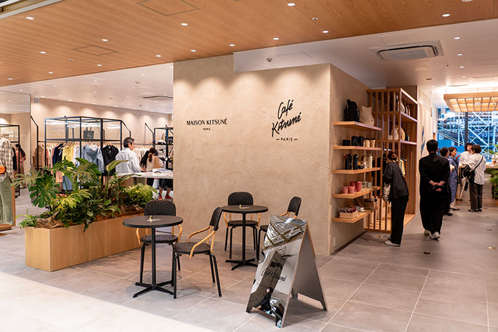 ONE FUKUOKA BLDG.2階にあるCafé Kitsuné Fukuokaの外観