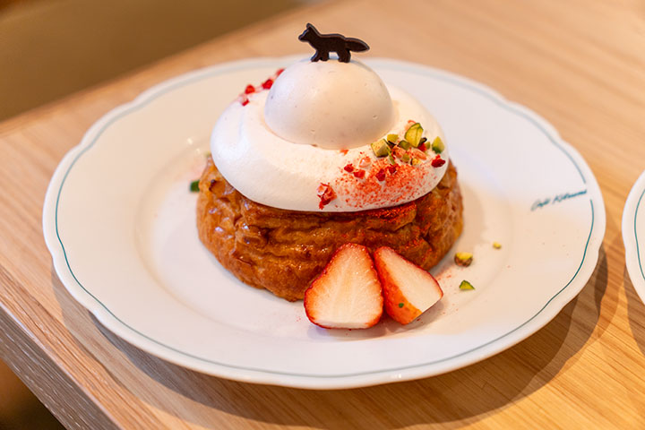 Café Kitsuné Fukuoka限定「Strawberry French Toast」ふわふわ生地に自家製クリームとアイス、キツネ型チョコのトッピング