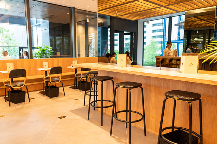 ONE FUKUOKA BLDG.2階にあるCafé Kitsuné Fukuokaの木材と銅を基調にした店内