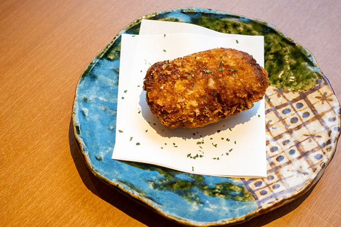 ズワイガニの身とミソがたっぷり入った「お魚ことら」のカニクリームコロッケ(1個)