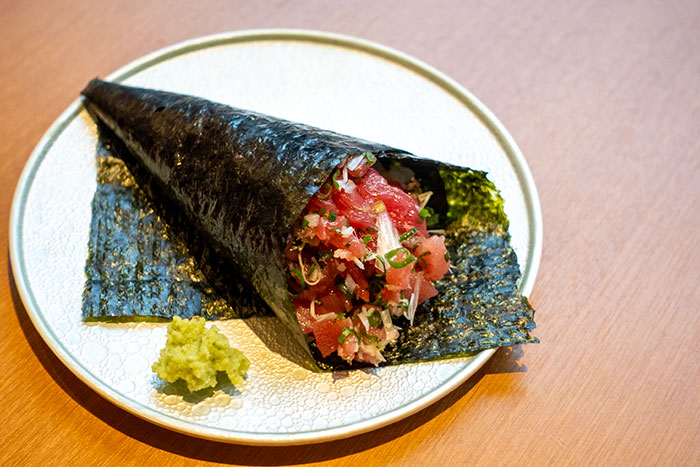 刻みマグロがぎっしり詰まった「お魚ことら」の手巻き寿司/高級海苔使用のシメメニュー