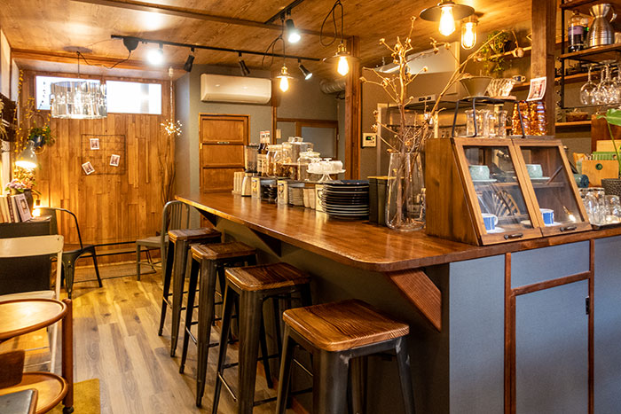 カフェ店内のアンティーク家具とジャズレコード