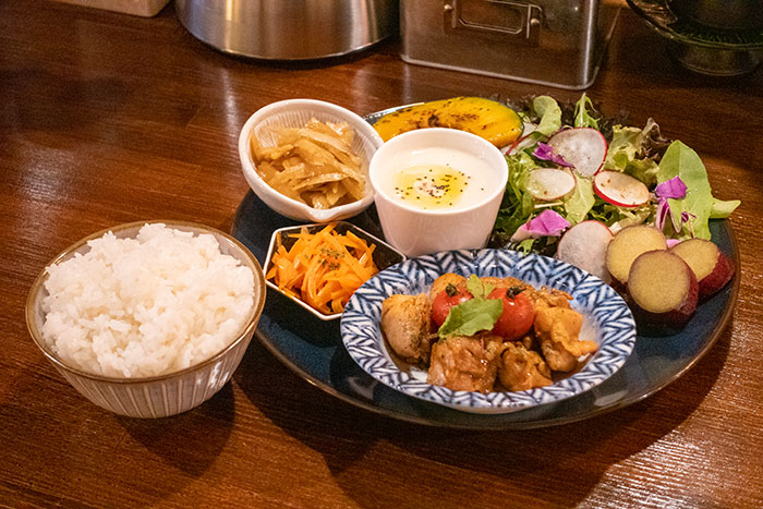 デリランチプレート(若鶏のトマトハーブ煮込み)