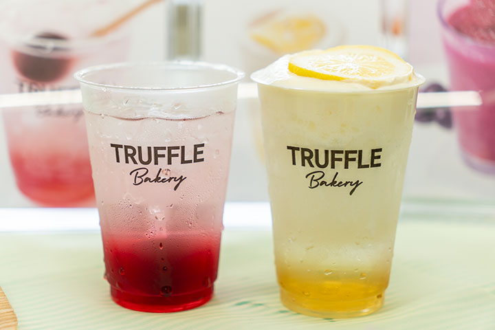 トリュフベーカリーの天然水レモンチーズクリームソーダと梅ソーダ。天然水使用の見た目も爽やかな夏限定ドリンク