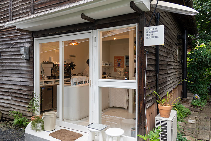 福岡市中央区平尾のカフェ『MANLY COFFEE』外観。落ち着いた雰囲気の店舗