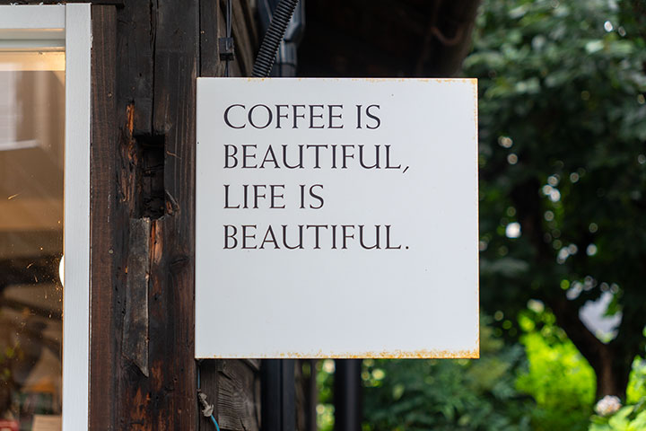緑あふれる福岡市中央区平尾の『MANLY COFFEE』の看板