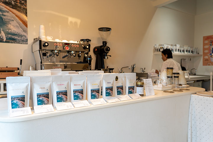 落ち着いた雰囲気の『MANLY COFFEE』店内、須永紀子さんが焙煎したスペシャルティコーヒー7〜10種が並ぶ