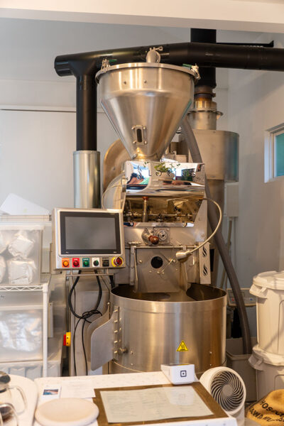  「『MANLY COFFEE』店内にある焙煎機