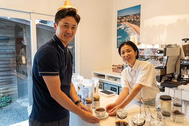 TNCアナウンサー石橋弘崇さんと『MANLY COFFEE』オーナー須永紀子さんの笑顔の2ショット