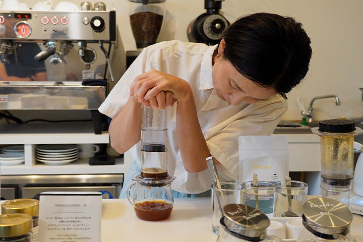 須永紀子さんがエアロプレスで丁寧に抽出するスペシャルティコーヒー