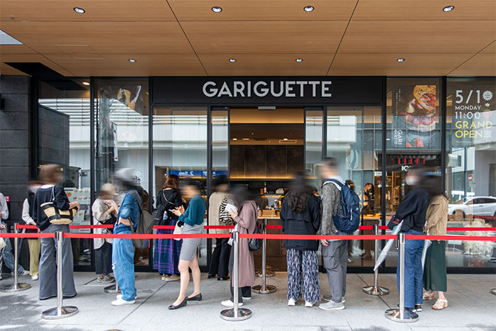 「GARIGUETTE福岡」の外観と店頭に並ぶ行列の様子
