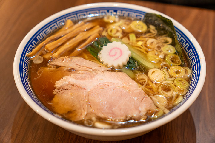 ブルース軒の看板メニュー「THE OLD STYLE 中華そば」950円(税込) 魚介×動物系ダシのスープと中細ストレート麺