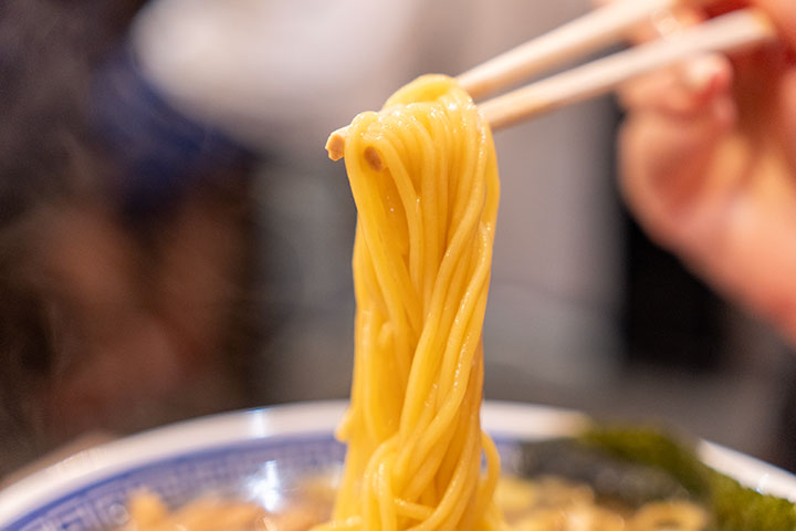 福岡・西新の新店ブルース軒「中華そば」の麺は、山口県の老舗製麺所「木嶋製麺所」の特注麺