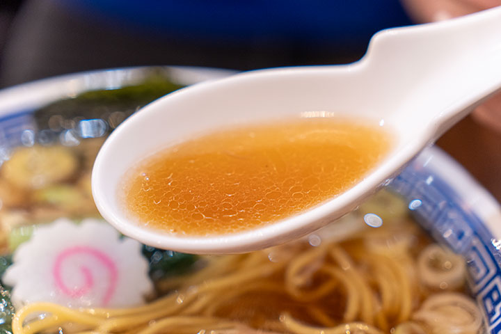 福岡・西新の新店ブルース軒の「中華そば」のスープ 豚・鶏・魚介などを長時間炊いた出汁に九州らしい甘さを抑えた昔ながらの素朴な味を再現