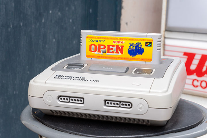 店前にはレトロかわいいファミコンがおいてある