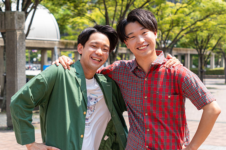 福岡のお笑いコンビ「チムニー」の岡村永遠さん(左)と原健太郎さん(右)が並んでポーズをとっている写真