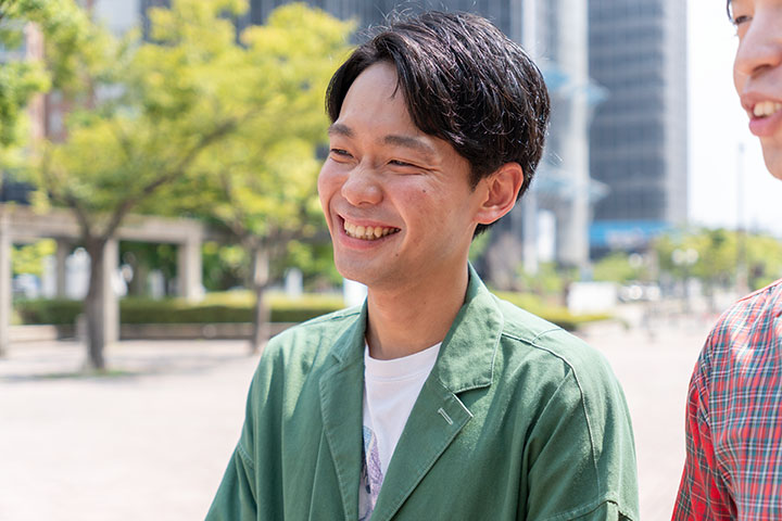インタビューで笑顔を見せるチムニーの岡村永遠さん