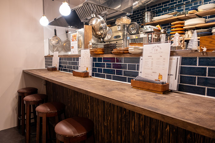 「Home Kitchen COTALO」の店内にあるカウンター席