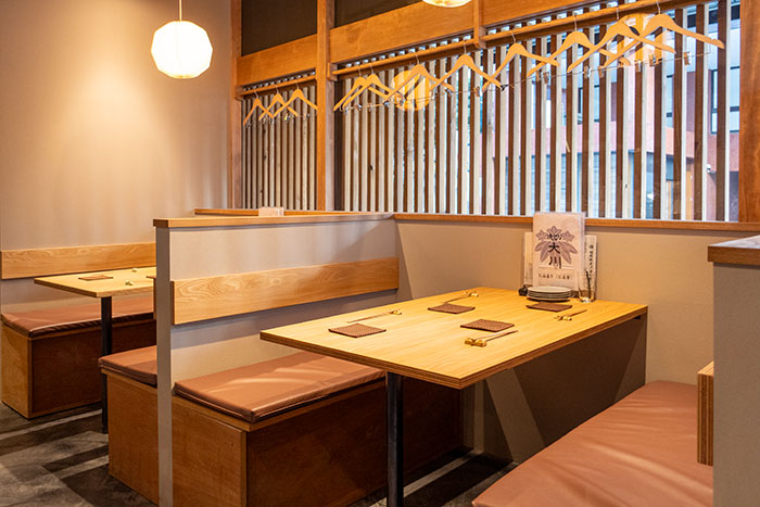 「焼とり 大川」中央区赤坂_店内テーブル