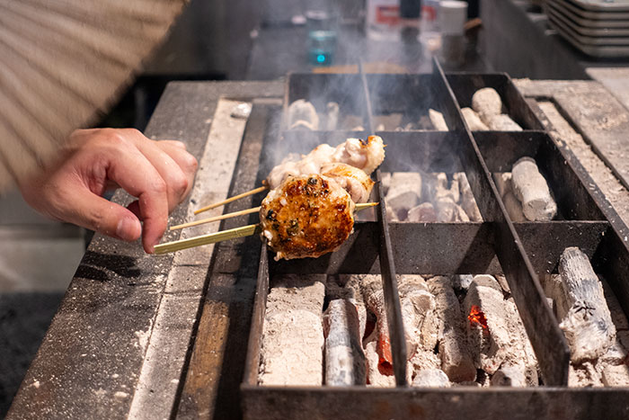 焼とり大川_店主_大川剛さん_調理シーン_手元
