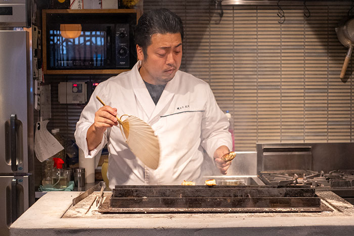 焼とり大川_店主_大川剛さん_調理シーン