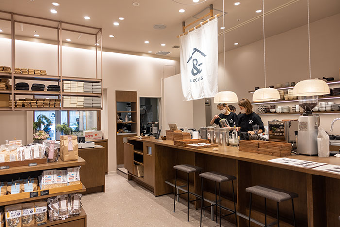 「&LOCALS アクロス福岡店(アンドローカルズ)」の店内