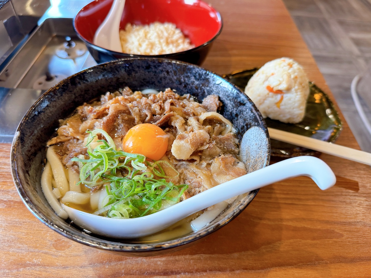 うどんページ 肉の山に驚愕！博多駅南にオープンした間借りうどん店『鬼盛りうどん
