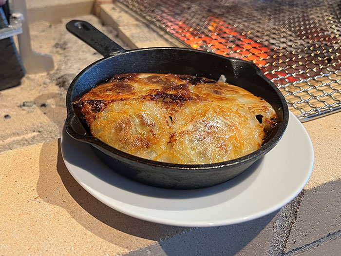 今泉店限定メニュー、トリュフ薫る鉄鍋餃子ラビオリ仕立て