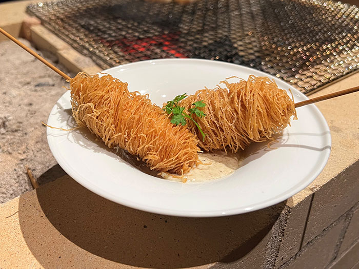 世界タパス大会審査員特別賞受賞の名物料理、鮮魚のパリパリ包揚げマッシュルームソース