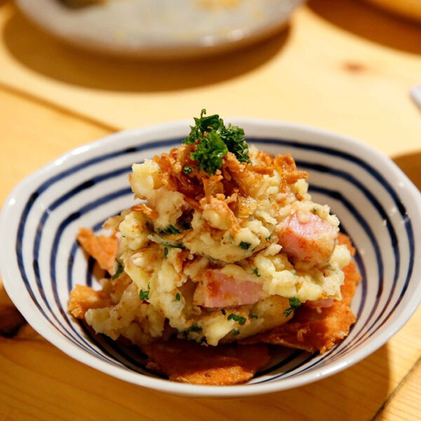 みどりの焼きポテサラ、チーズがカリカリに焼けた様子