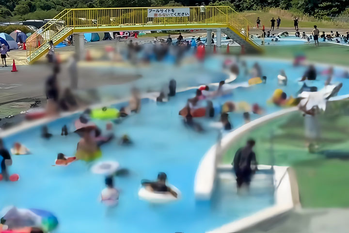 流れるプールで遊ぶ家族連れの風景