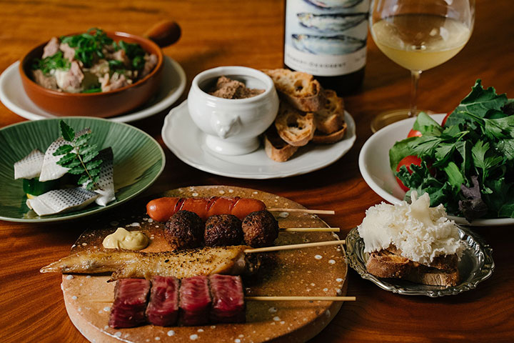 福岡の名店プロデュースの串焼きダイニング『串焼 こはだ』で香ばしい創作串焼きとバーの夜の雰囲気