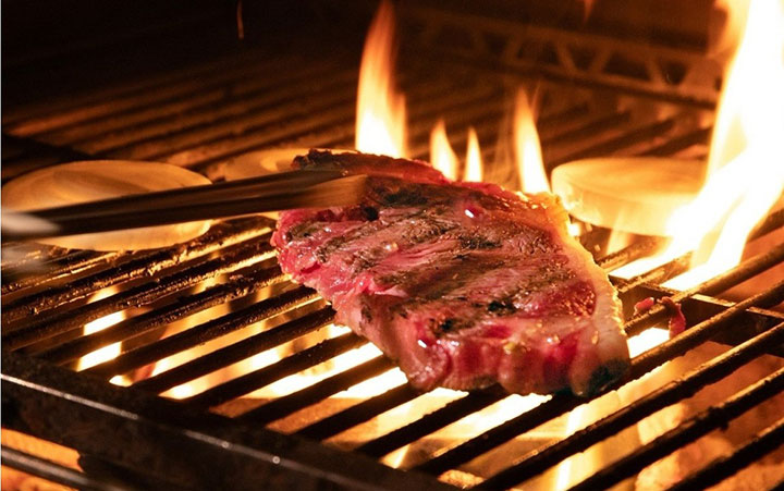 炭焼きステーキの断面｜炭焼肉 ステーキ irori by DAISUKE TAKUBOの看板メニュー